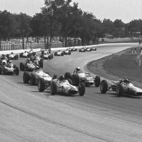 Départ de la pôle position  et victoire aux côtés de Dan Gurney à Milwaukee 1963